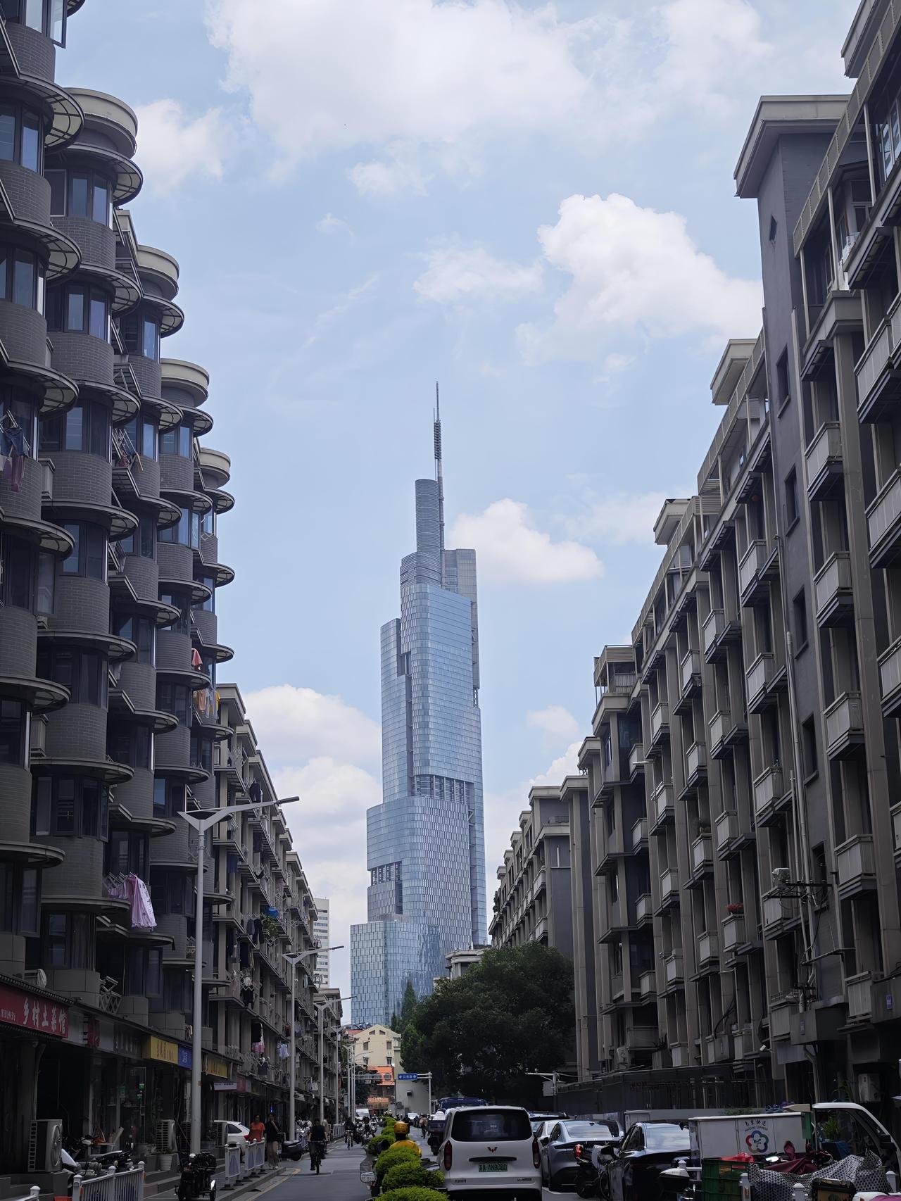台风“巴威”到来之前石城的天空蓝蓝的，风把云揉成了棉花糖，漫空都是软乎乎的晴光！