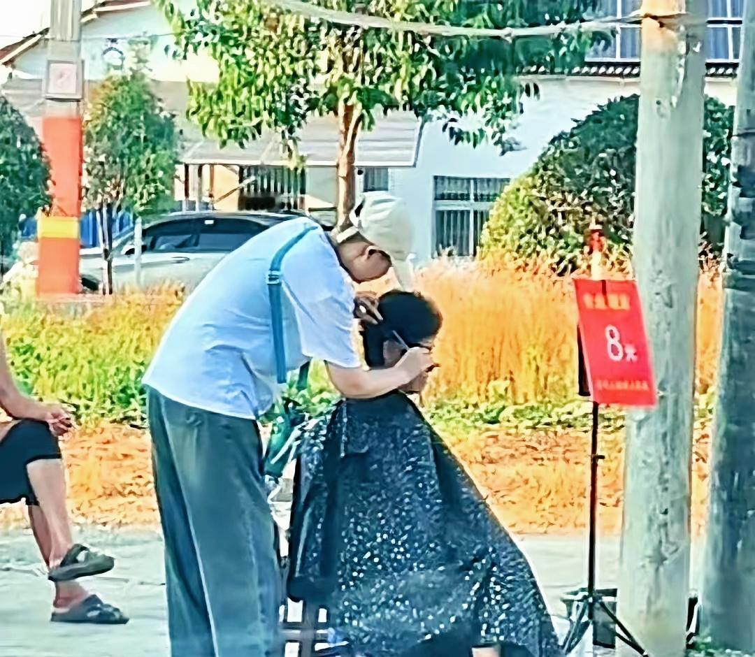 太感人了！湖北一女子街头理发，标价8元1位，谁料，一陌生男子理完发后直接转账80