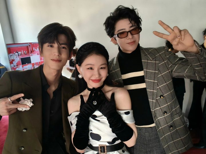 刘宇宁张凌赫金靖后台合照刘宇宁晒与张凌赫金靖合照 刘宇宁张凌赫金靖后台合照 