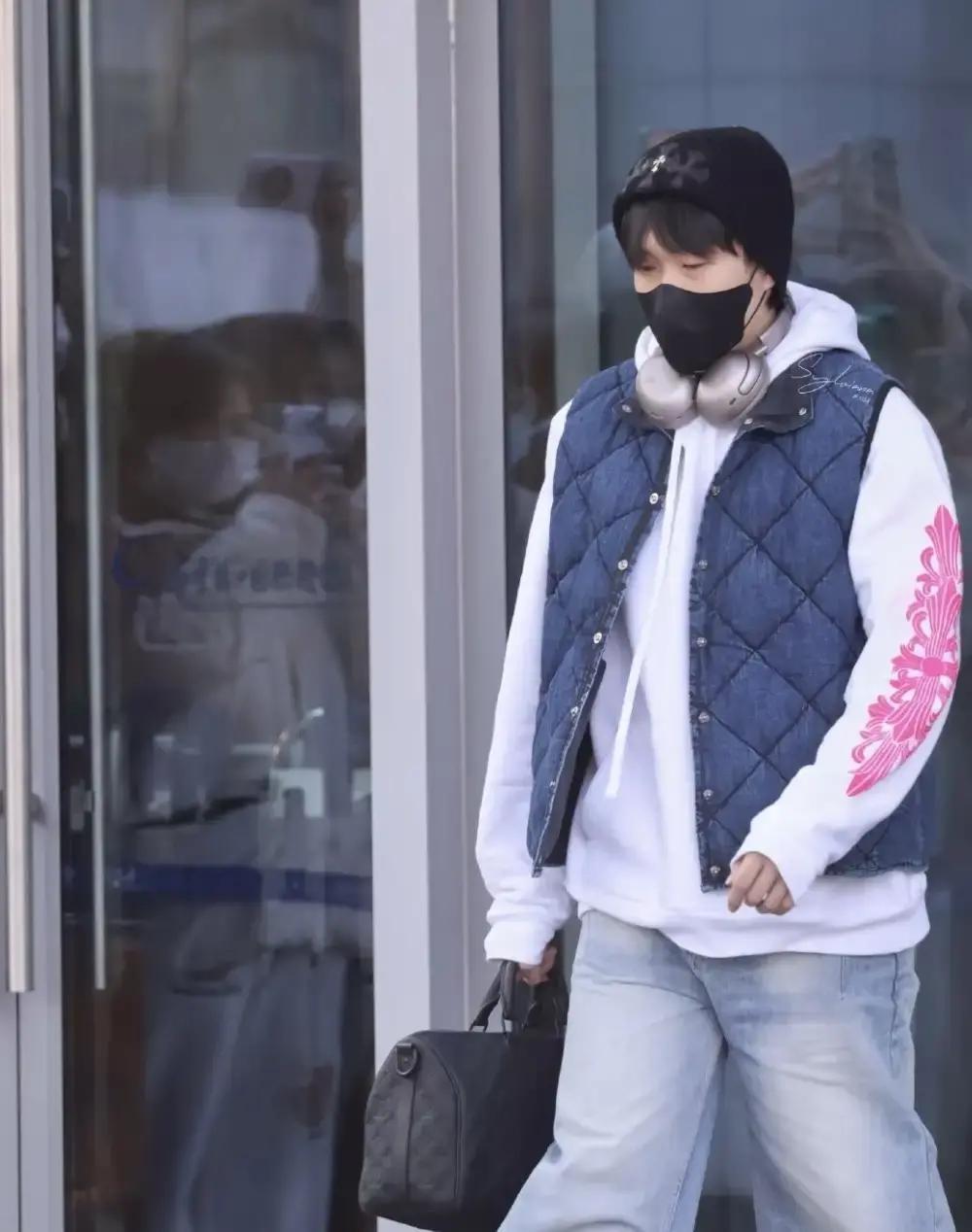 王楚钦刚落地南京禄口机场，耳朵上那副白色耳机比他人还抢镜。
粉丝镜头一放大，品牌