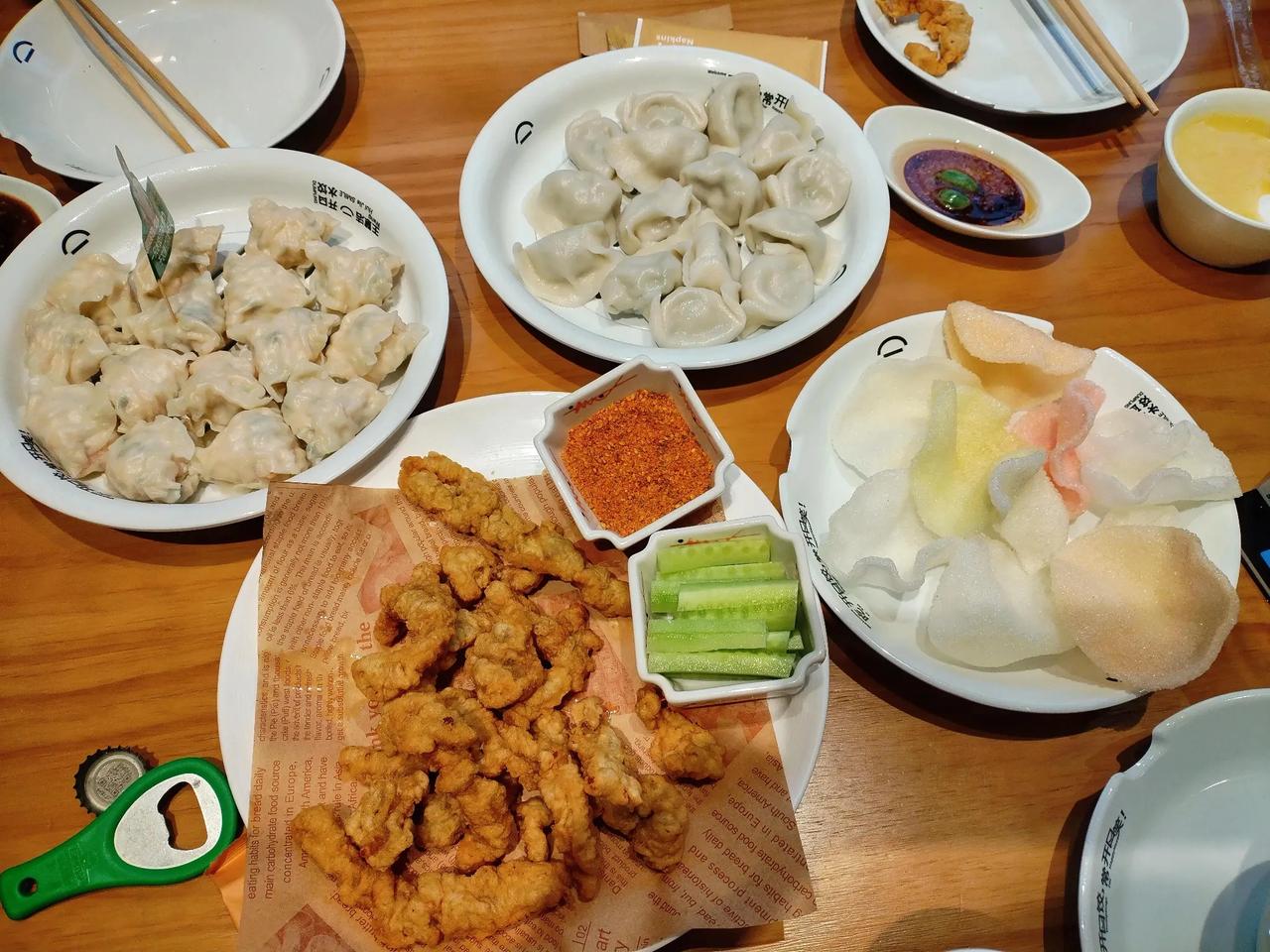 #别人请吃饭，我需要带酒吗#
带啊！必须带。别人请吃饭，空俩爪子多磕碜多没面儿啊