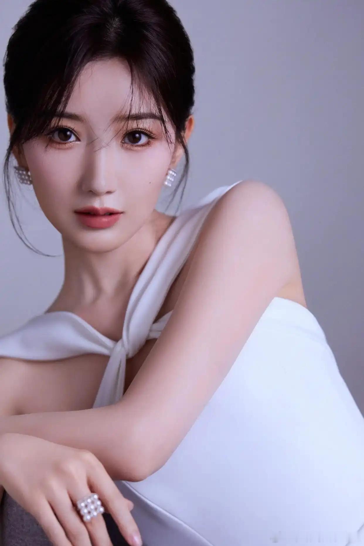 午时午时出生的属鸡人最有福气。午时指的是上午11点到下午1点这个期间，在午时出生