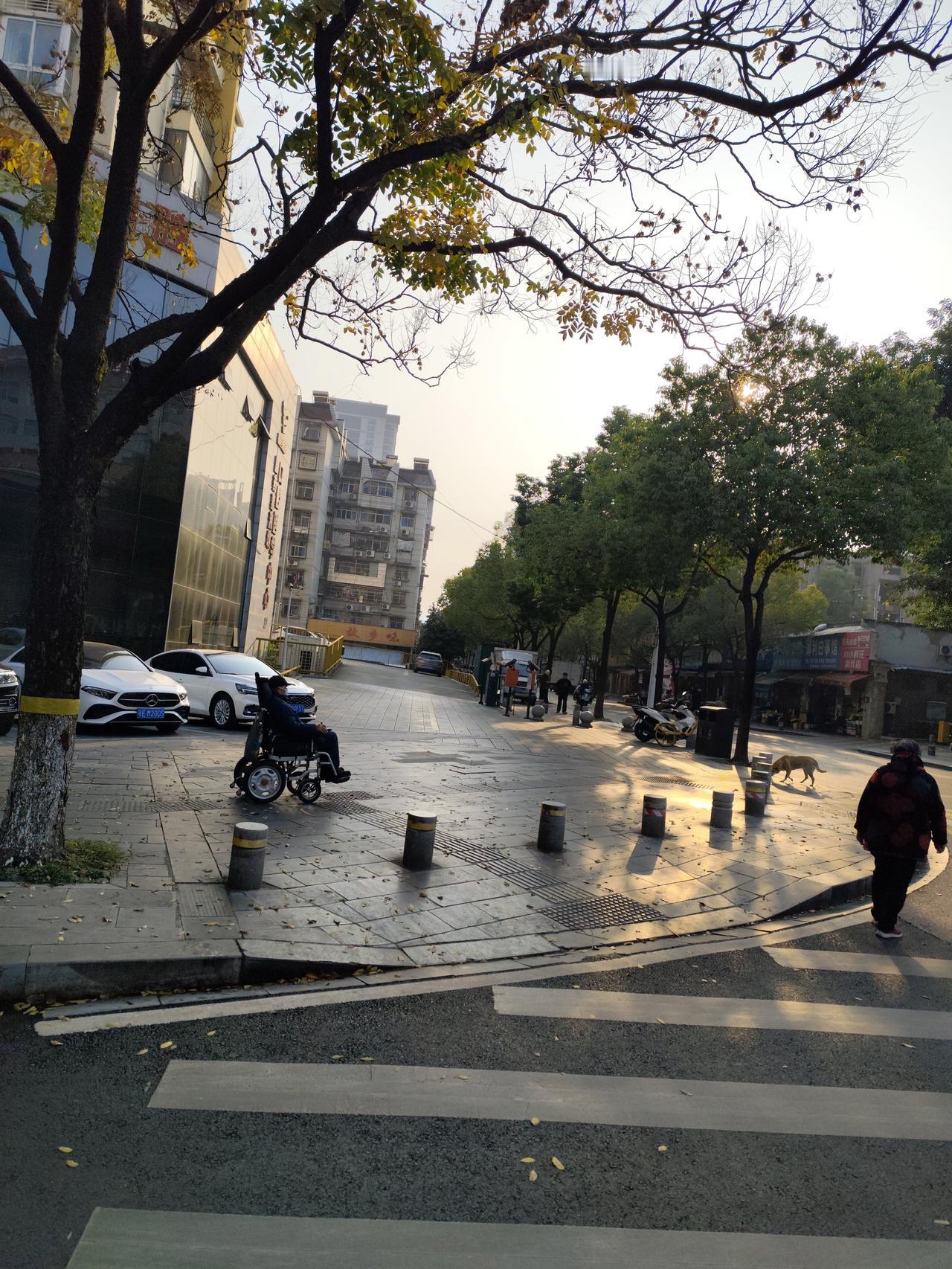 年纪大了，青春的红颜已不再有，只能依靠 化妆掩去岁月留在面容上的的瑕疵，
   