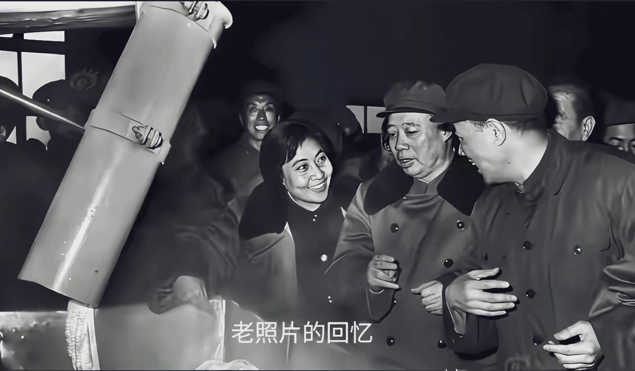 这是一张那时的老照片。1977年，时任中共中央副主席的汪东兴与副总理吴桂贤一同下