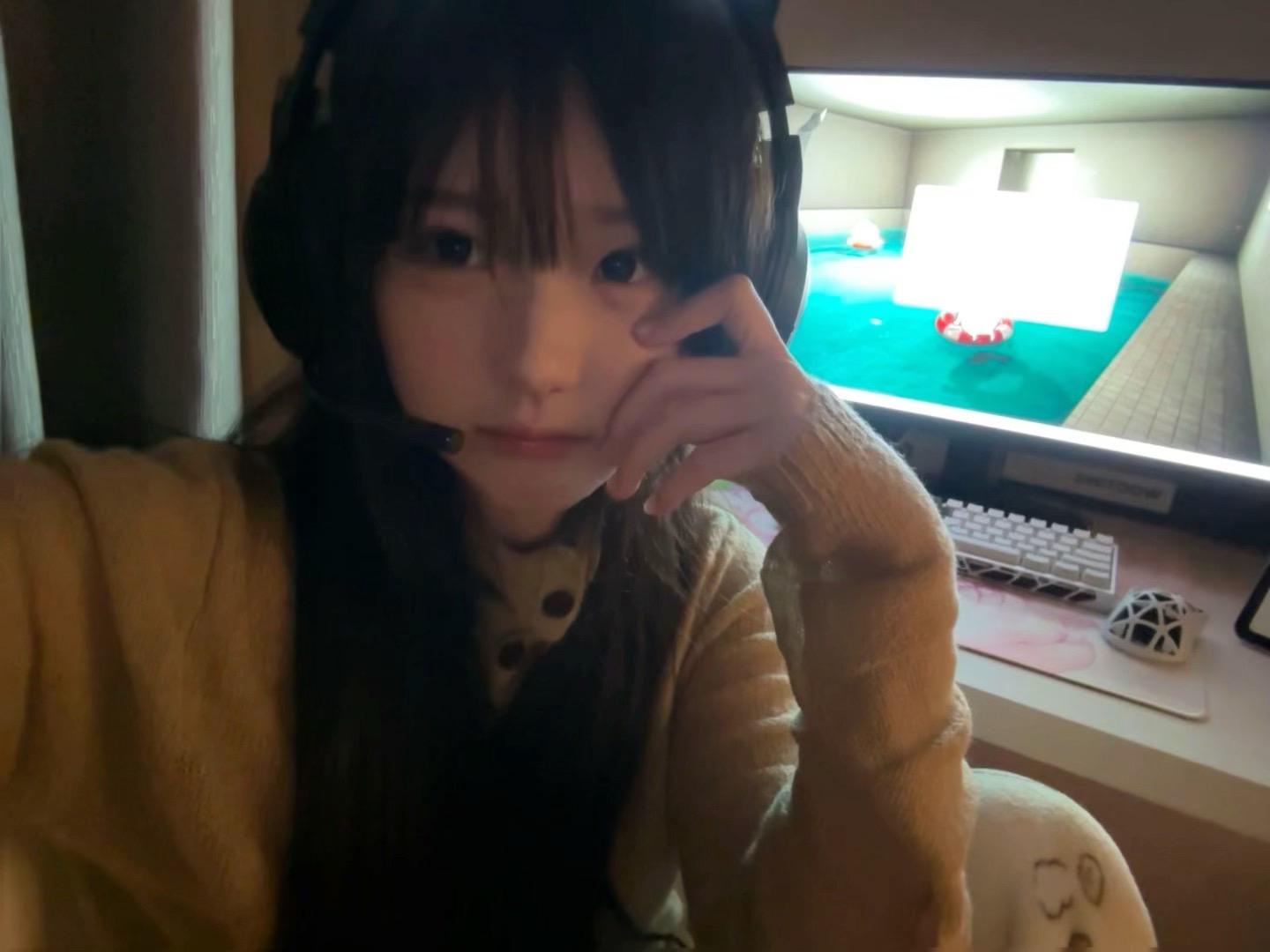 你不觉得很幸福吗，有一个这么可爱的高情商高智商高品味小女孩缠着你，发很...