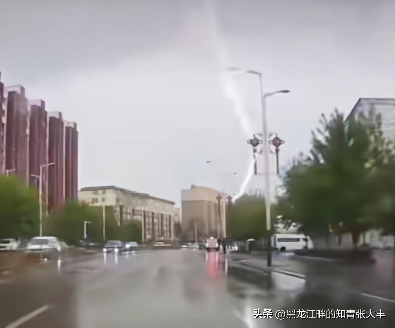 近日，吉林省永吉县一司机的车载录像清晰拍下了雷击闪电视频。

雷击后，火光瞬间四