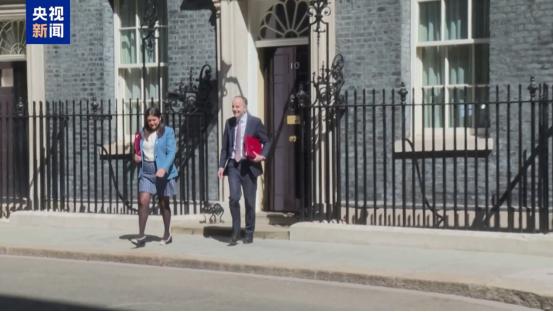 英国政府内部乱得一塌糊涂，一天3名官员集体跑路！首相陷入孤立，场面也太难看了。