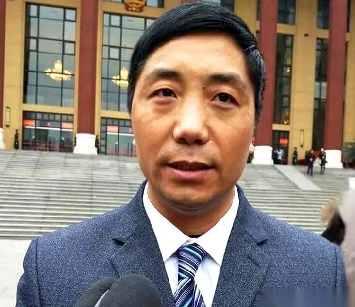 他叫马贵帮，富士康的一个叉车工。
那天，整个车间没人敢动。一批精密自动化设备运到