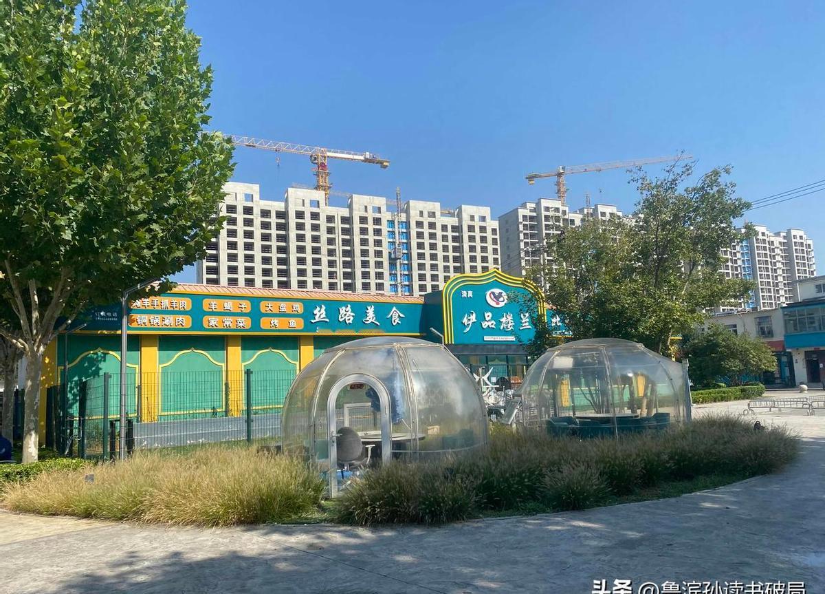 村子消失，不是一夜之间的事。
我小时候回老家，村口的老槐树下总坐着几个老人，夏天