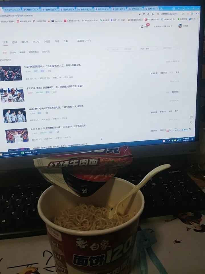 凌晨两点半吃一碗泡面，也就世界杯有这待遇吧，也不负所期，哈利_凯恩10分钟梅开二