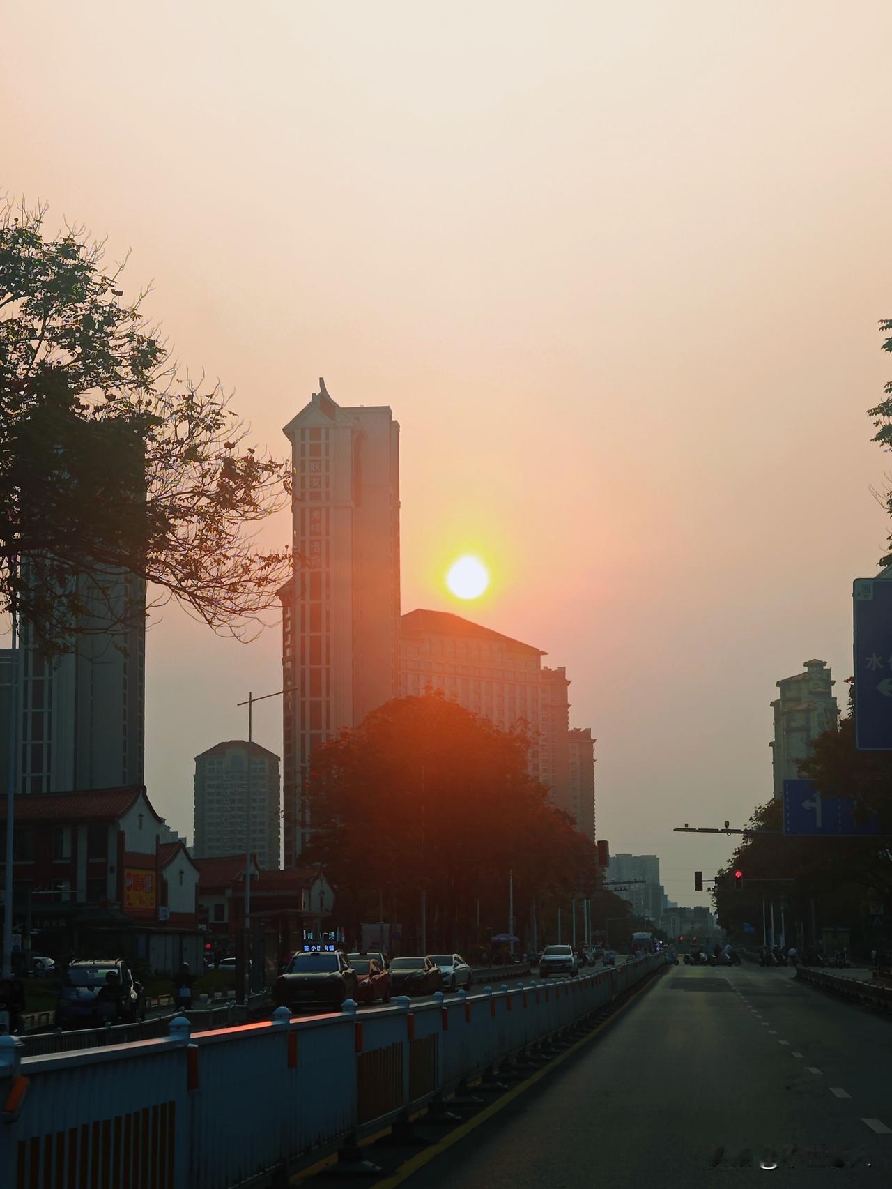 福建省漳州市新浦东路闽南水乡附近，温德姆酒店上空，夕阳依依不舍，到最后在楼角犹抱