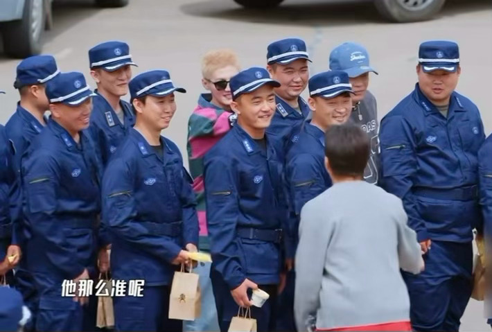 鹿晗哈哈哈哈哈 鹿晗你干嘛呢 怎么又粘人身上了