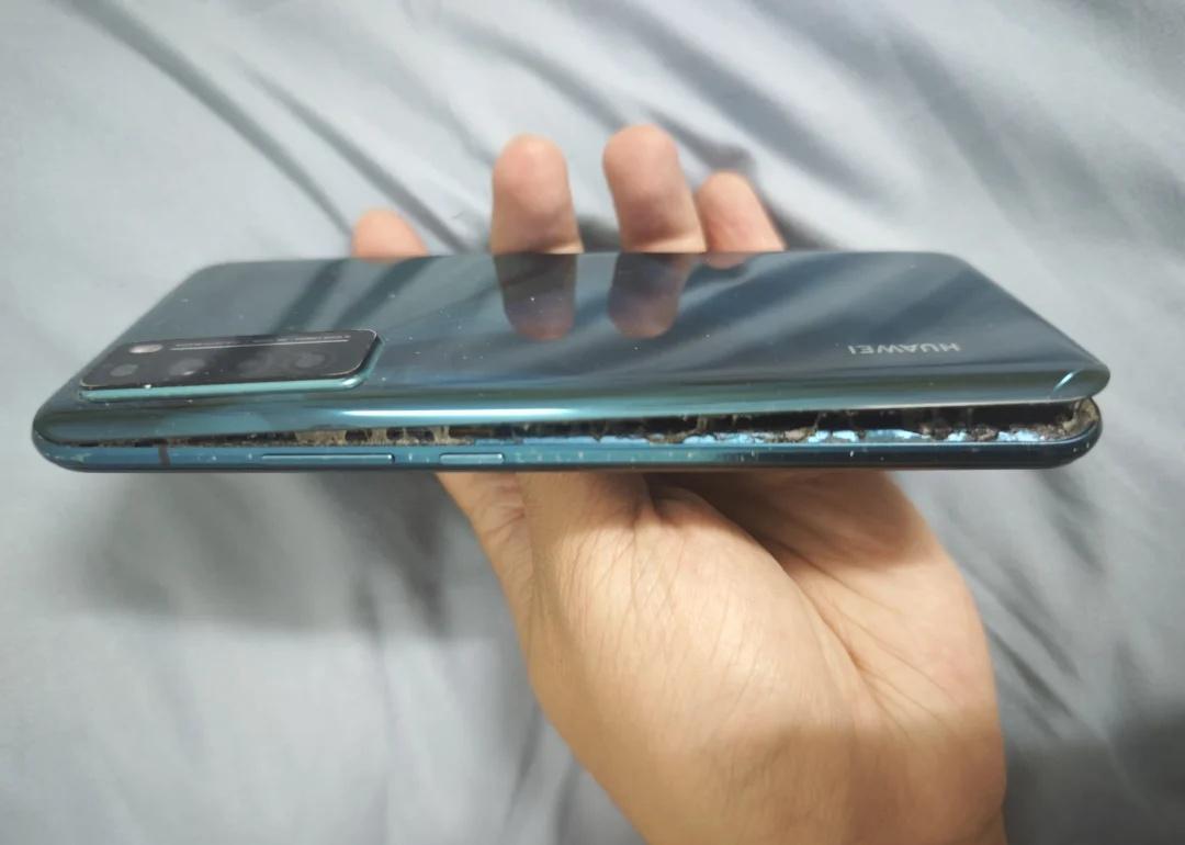我的nova7裂开了😭
20年买的，24年换了新手机一直没怎么实用它了，前天拿