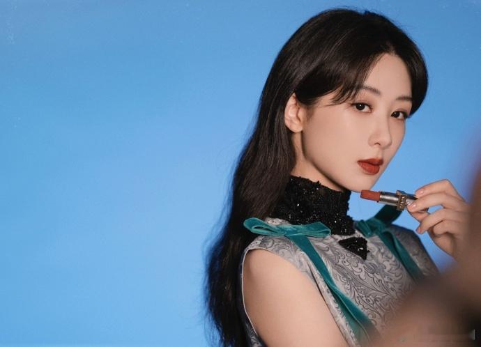 杨紫大波浪配红唇   相机里的杨紫美照 杨紫大波浪配红唇的造型，相机记录的画面美
