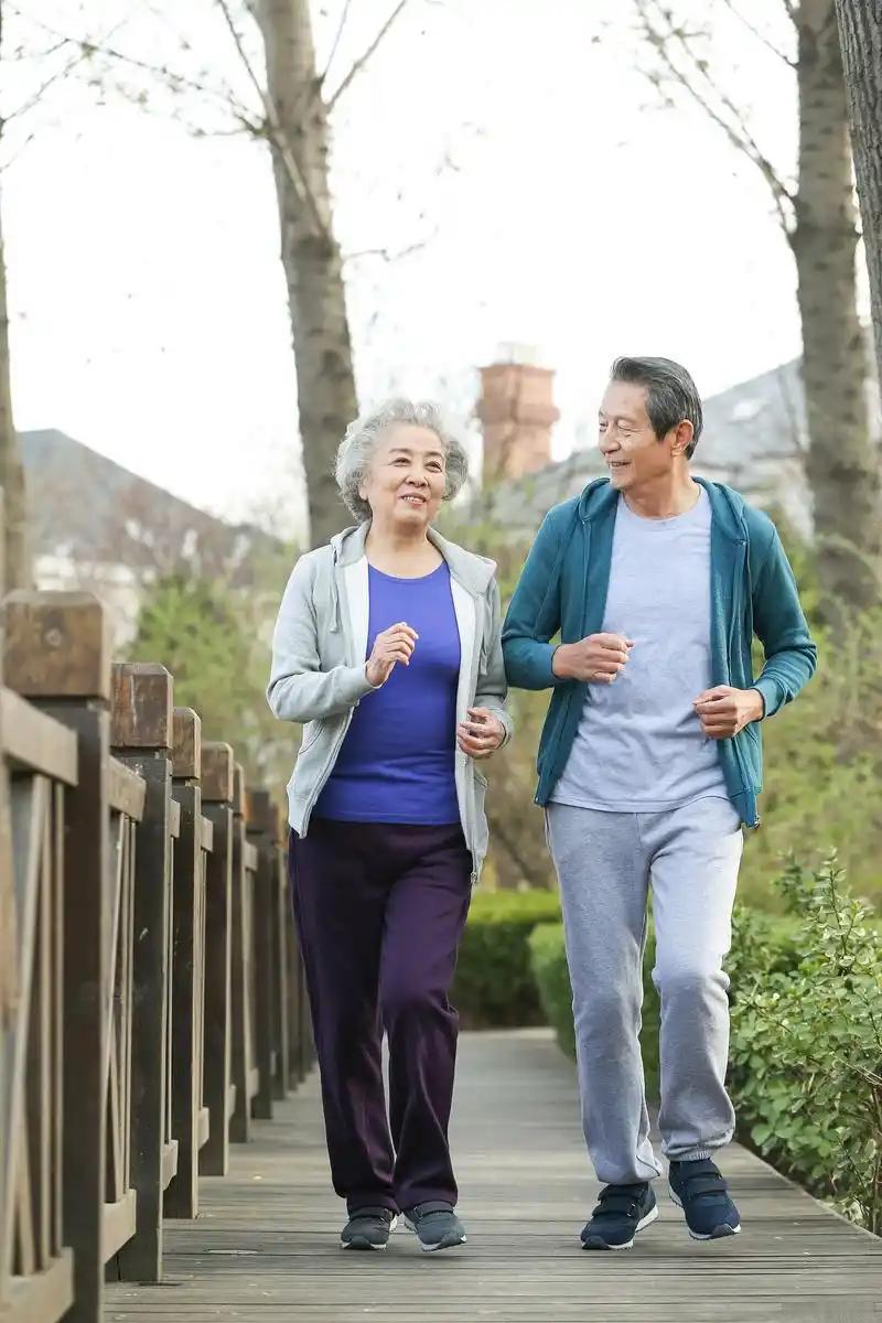 我发现：很多中老年人跑步健身，一味追求跑够久、跑够远，殊不知长时间慢跑正在悄悄毁