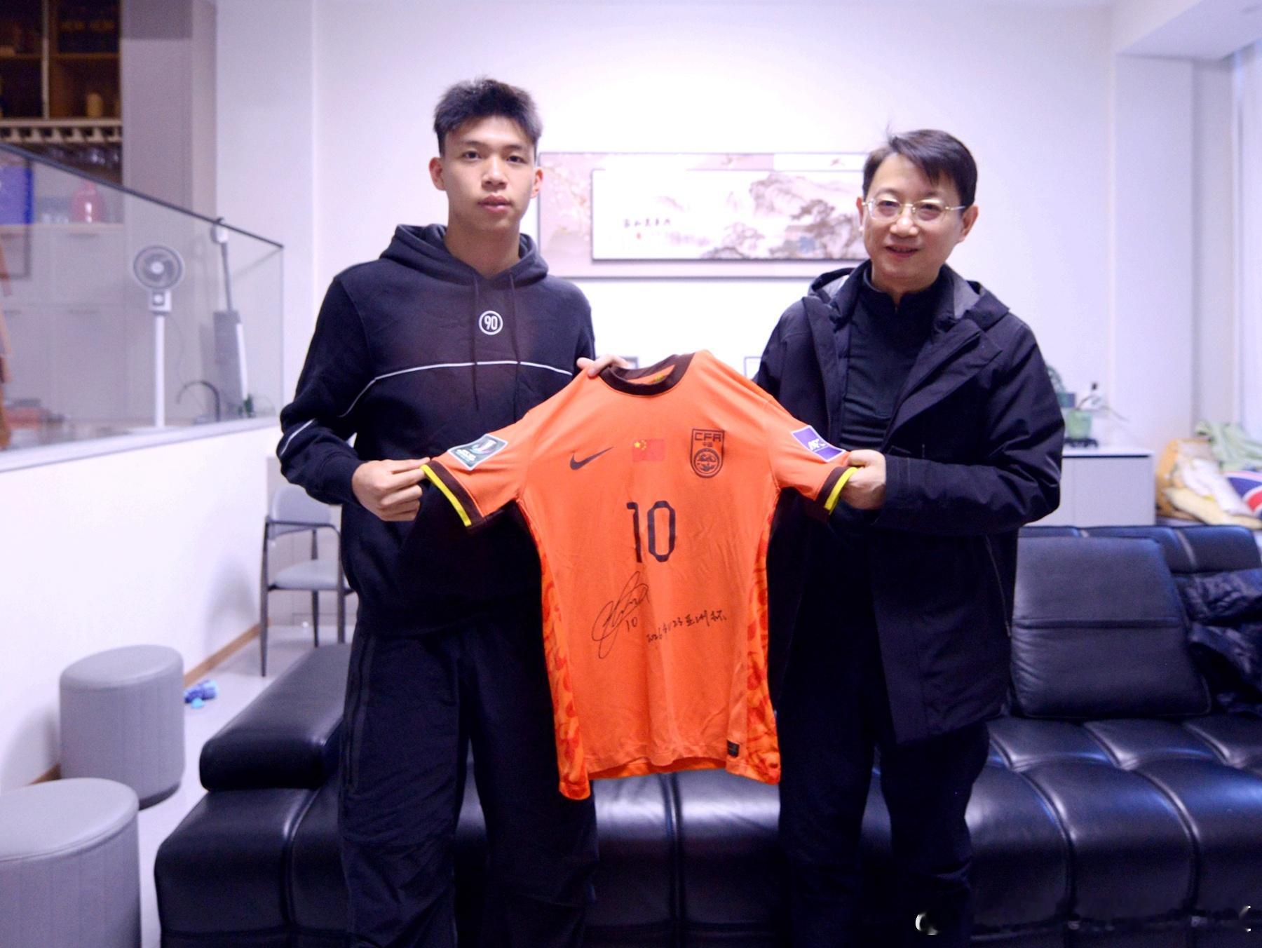 2月16日马年除夕，宁波市体育局党组书记徐承志看望慰问汪顺、王钰栋及其父母｜汪顺