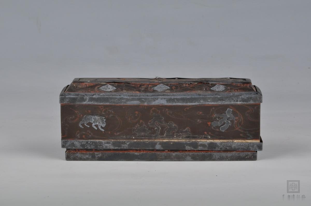 南京博物院藏东汉嵌宝银釦长方形彩绘漆盒 