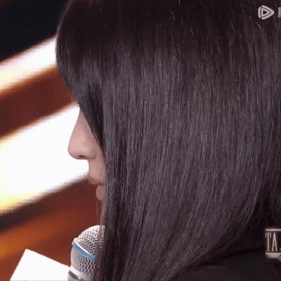 田曦薇这个造型好适合演恶女啊！！比如周也在《少年的你》里饰演的魏莱[好喜欢]#许