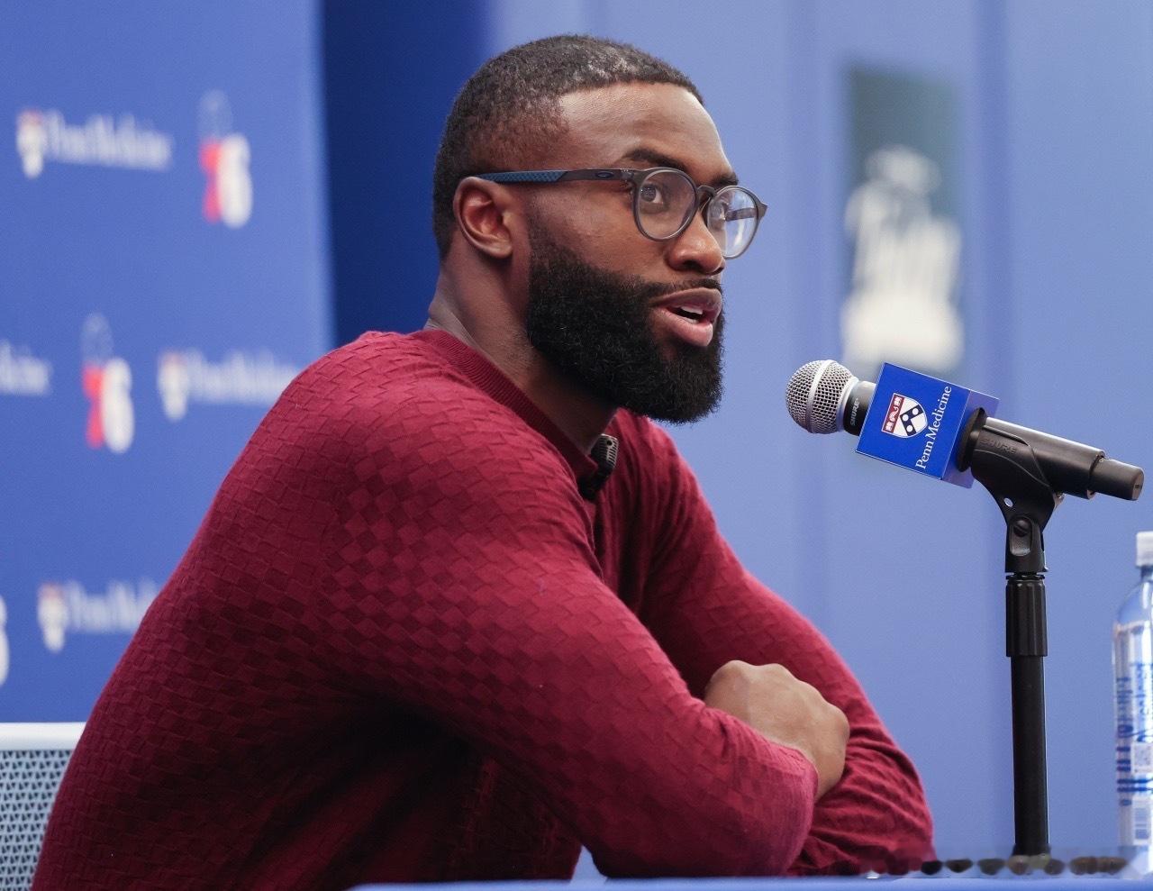 塔克法尔重返NBA76人新援2米26的“巨人”回来了。塔克·法尔签约76人，与老