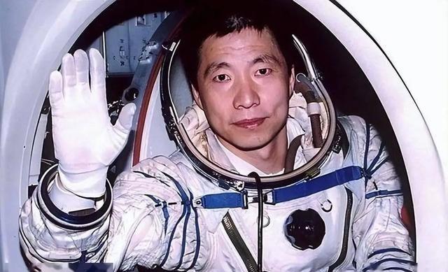 杨利伟为什么此后再也没有重返太空？其实他能平安落地，已是死里逃生，当年飞天时，那