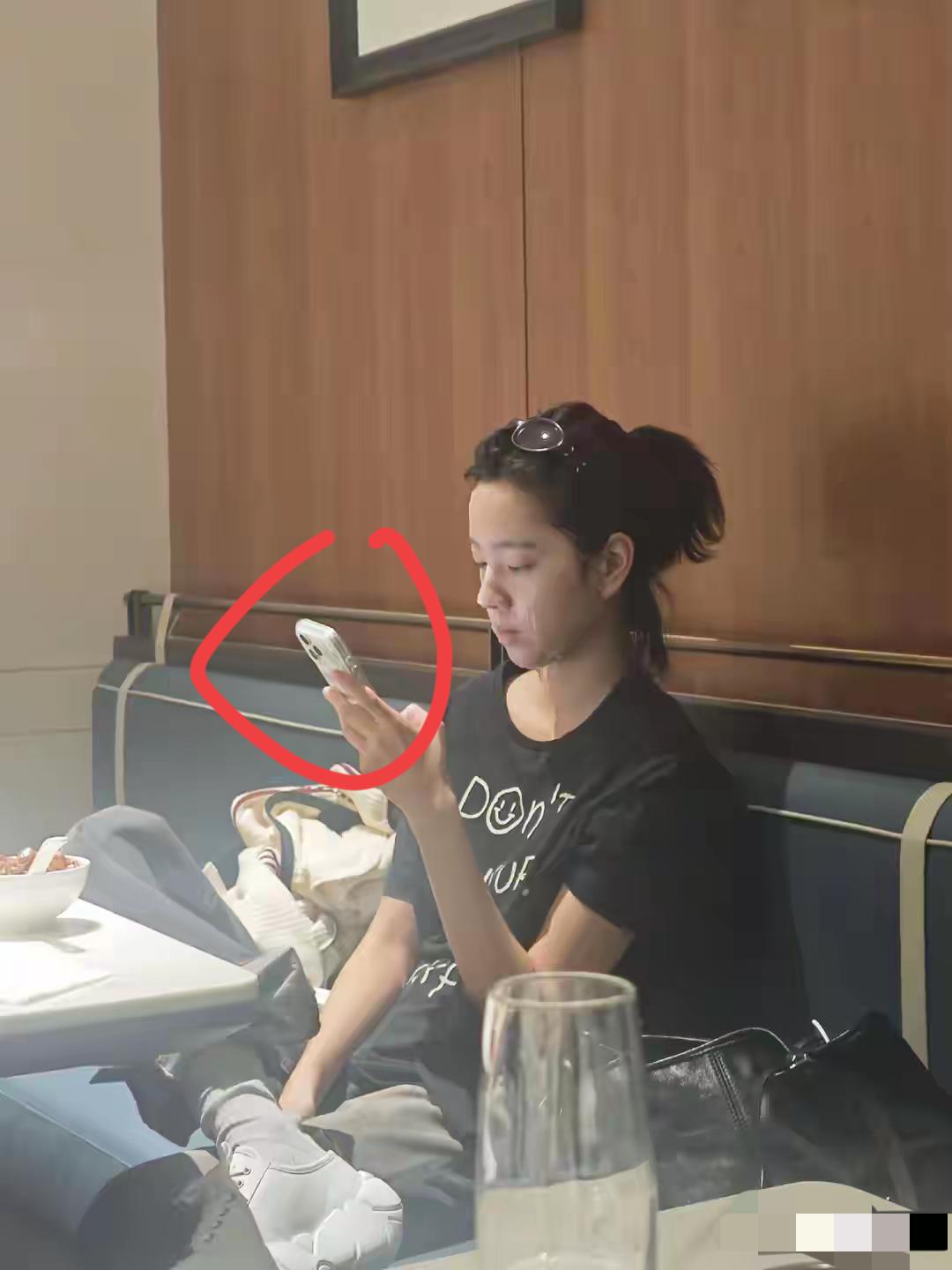 庄达菲太美了，请问一下她用的手机是苹果还是华为