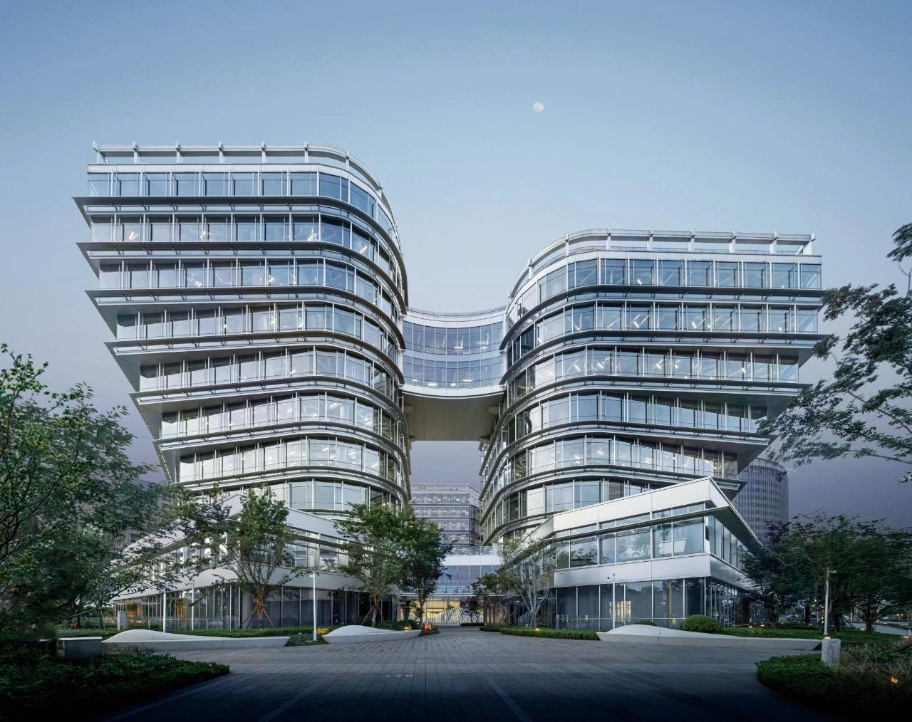 黄浦江边的后滩CBD，一朵“莲花”正静静舒展——这便是杉杉集团斥资25亿元携手信