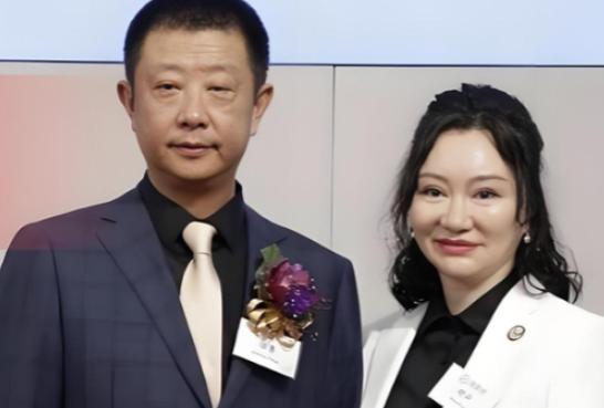 四川一女子为给哥哥还债，不惜陪伴老板24年，没想到老板后来大手一挥，女子身价直接