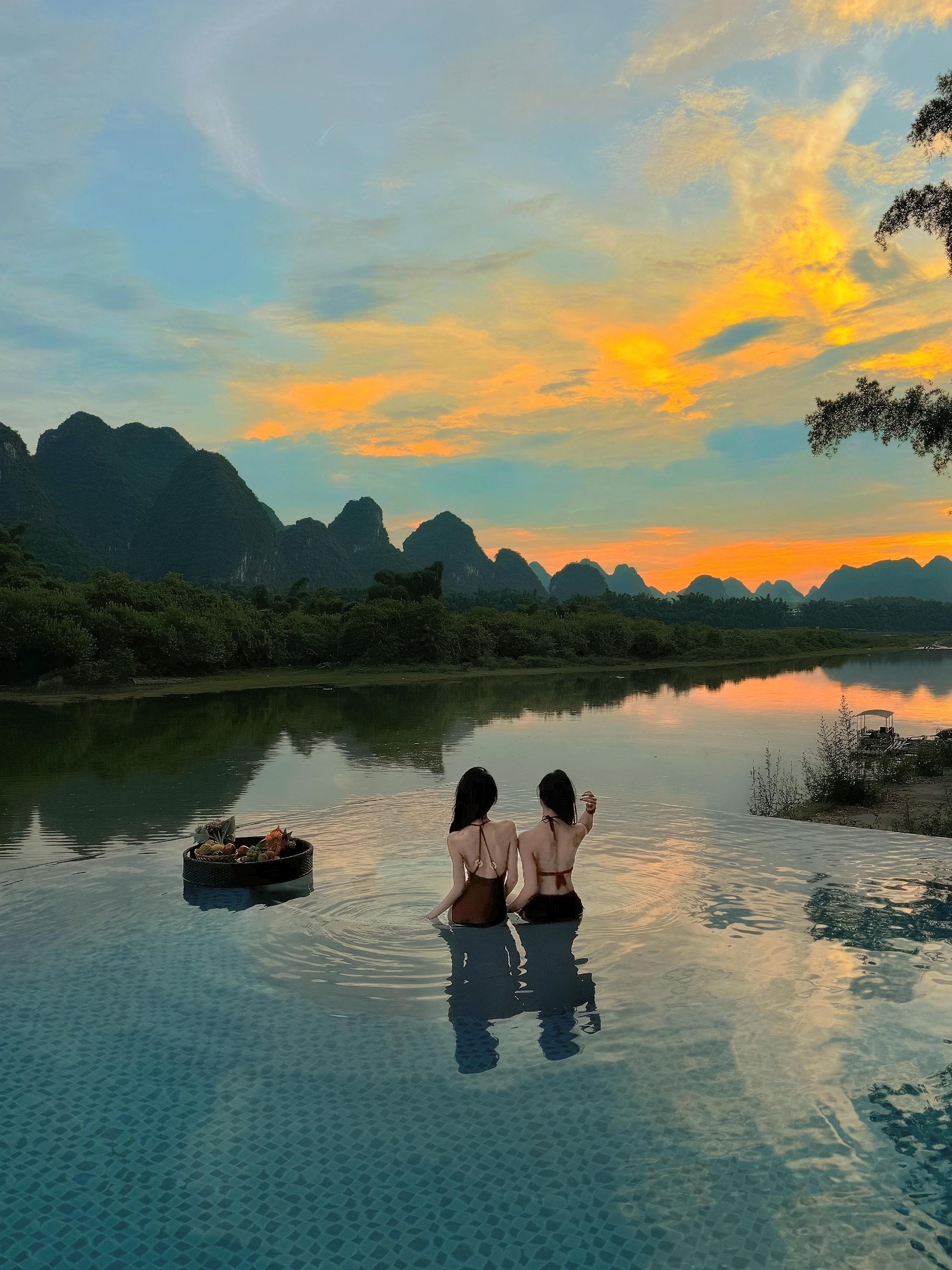 日落 泳池 晚风 我们。