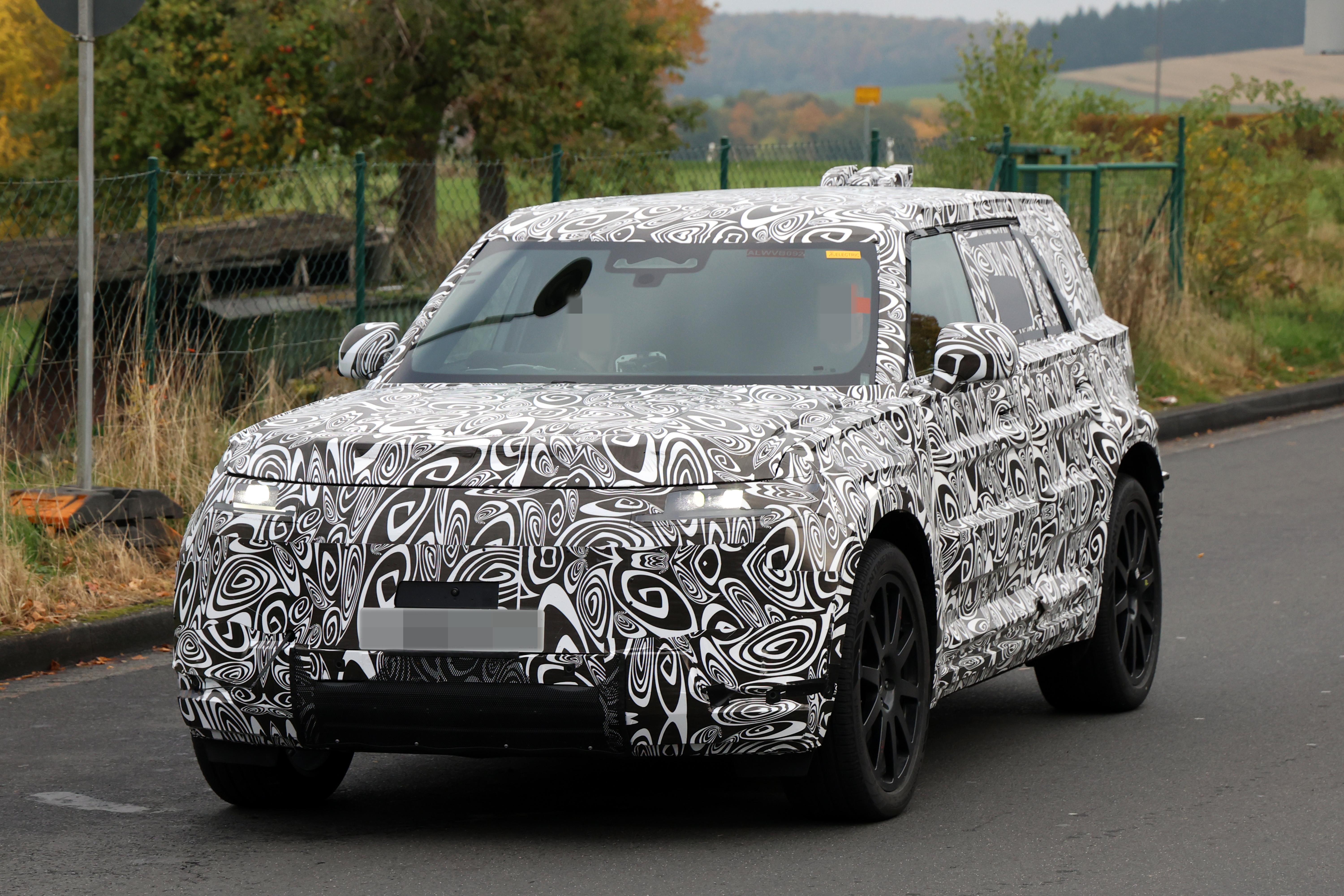 丰田的北鼻FJ引起许多议论，很快，话题就将转向路虎。北鼻卫士，定为80系列，相当