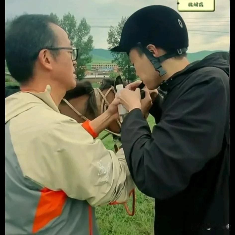 俞老师这人是真的厚道，

敬文都离职了，

还给敬文介绍资源。

今天团建骑马的