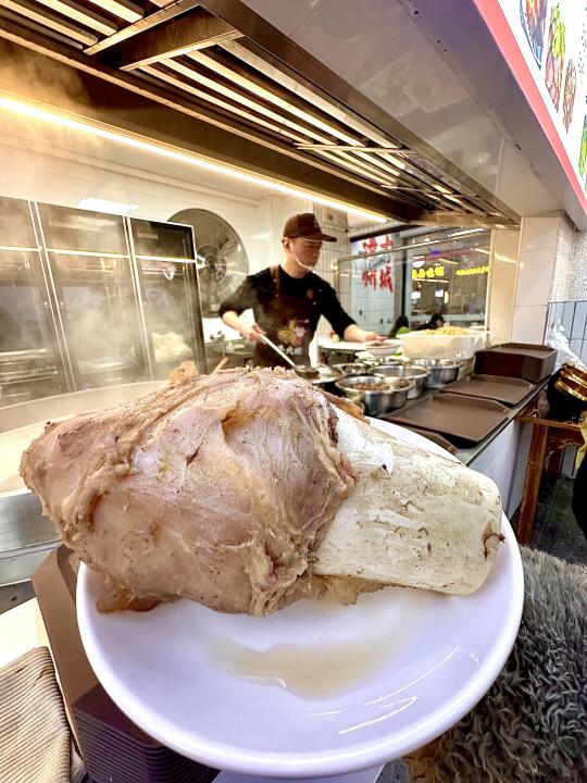 漳州新开‼️介么大的牛大骨5r一个，啃到嘴酸