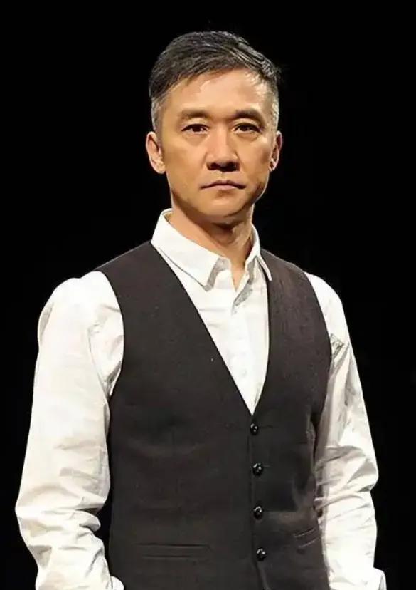 15年前，黄志忠扔下北京2套房，净身出户。 2011年，他提了离婚。北京那两套价