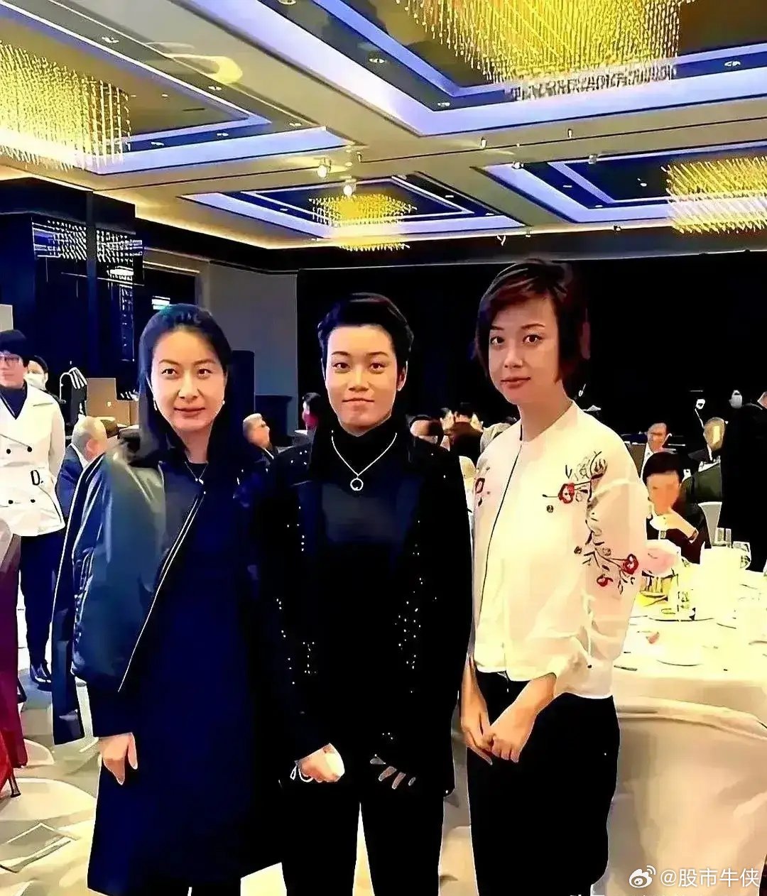 中间站在c位的是谁？张怡宁和郭晶晶两位同框，她在中间看着气场不小。郭晶晶是跳水女