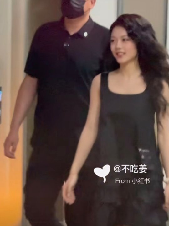 赵今麦黑裙羊毛卷赵今麦黑裙羊毛卷造型赵今麦黑裙羊毛卷好美 ​​​