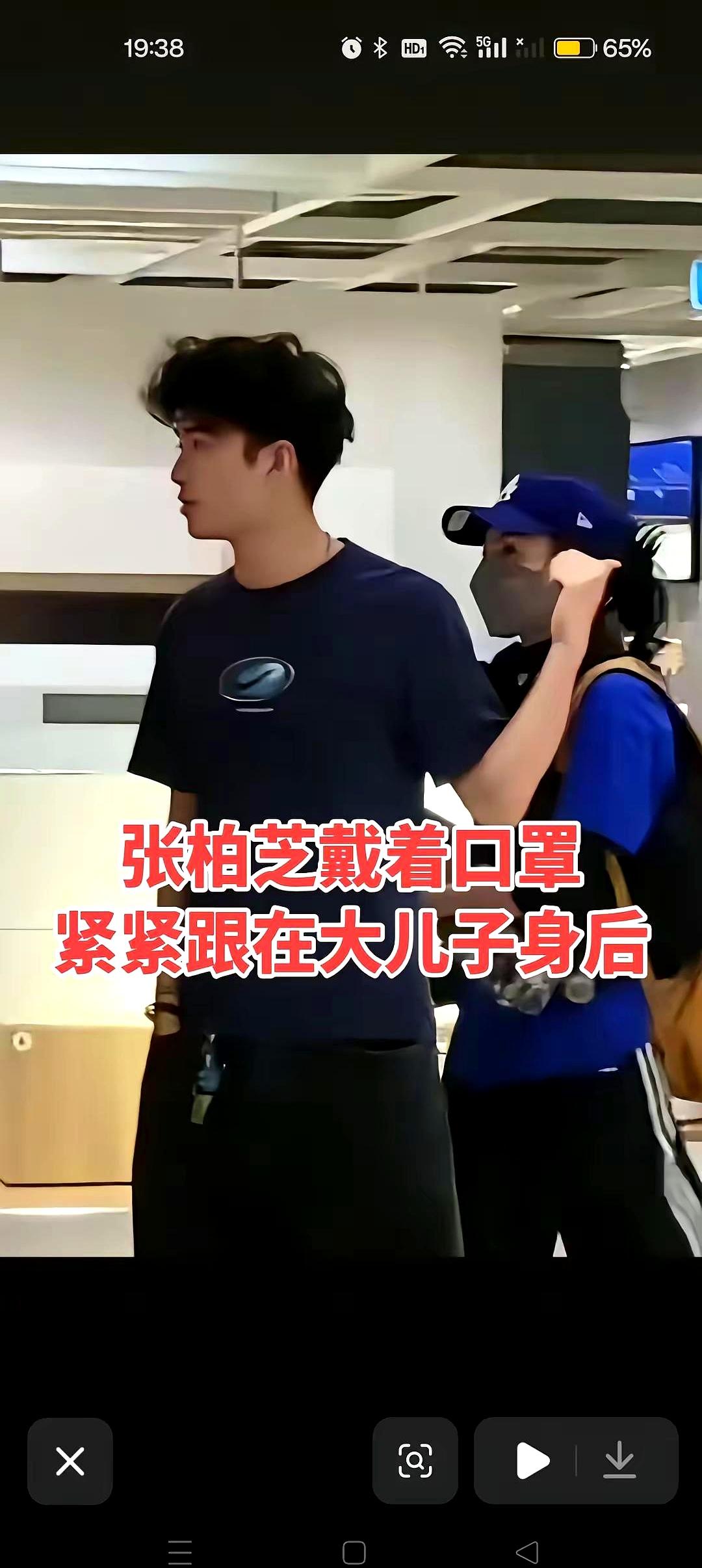 谁能想到，当年脾气火爆、叱咤娱乐圈的顶流女神，如今出门竟然小鸟依人地躲在一个十几