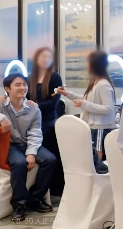 如何看待都暻秀跟工作人员举止亲密 