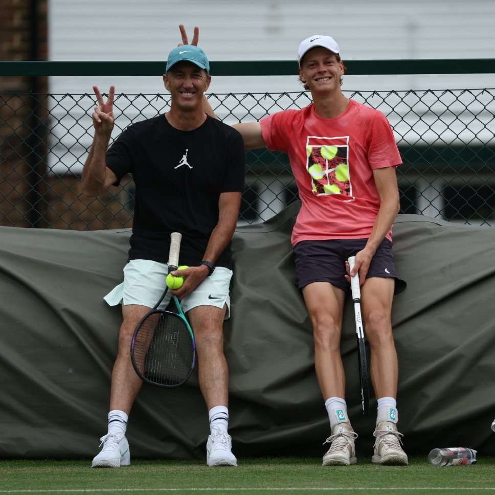 在都灵总决赛的采访中，卡希尔透露将在2026年继续留在辛纳的团队里。“我是个言出