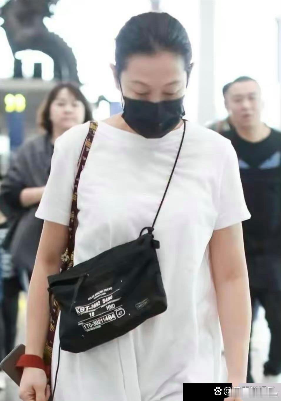 55岁刘若英现身机场，治好了我的容貌焦虑，这才是正常人自然老去的样子，和娱乐圈动