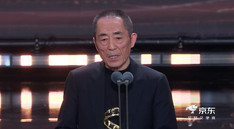 张艺谋说杨紫琼是华人之光 张艺谋说杨紫琼是华人之光↓ 