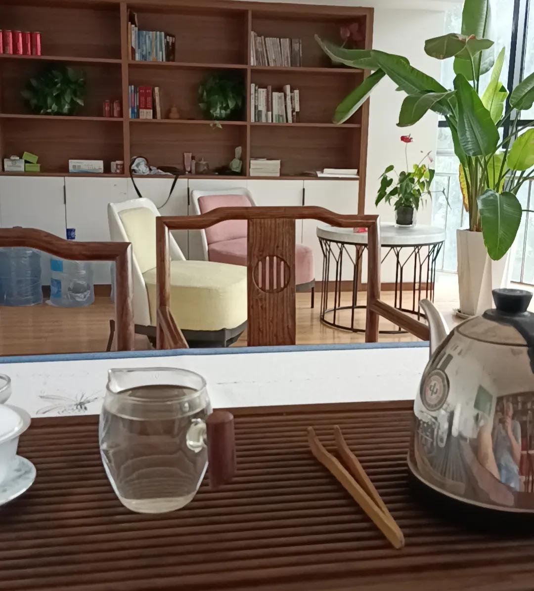 秋来城南听雨声，梦里伤心画不成。
​欲涂天边云遮月，醒后枕边无丹青。
​扼腕坐叹