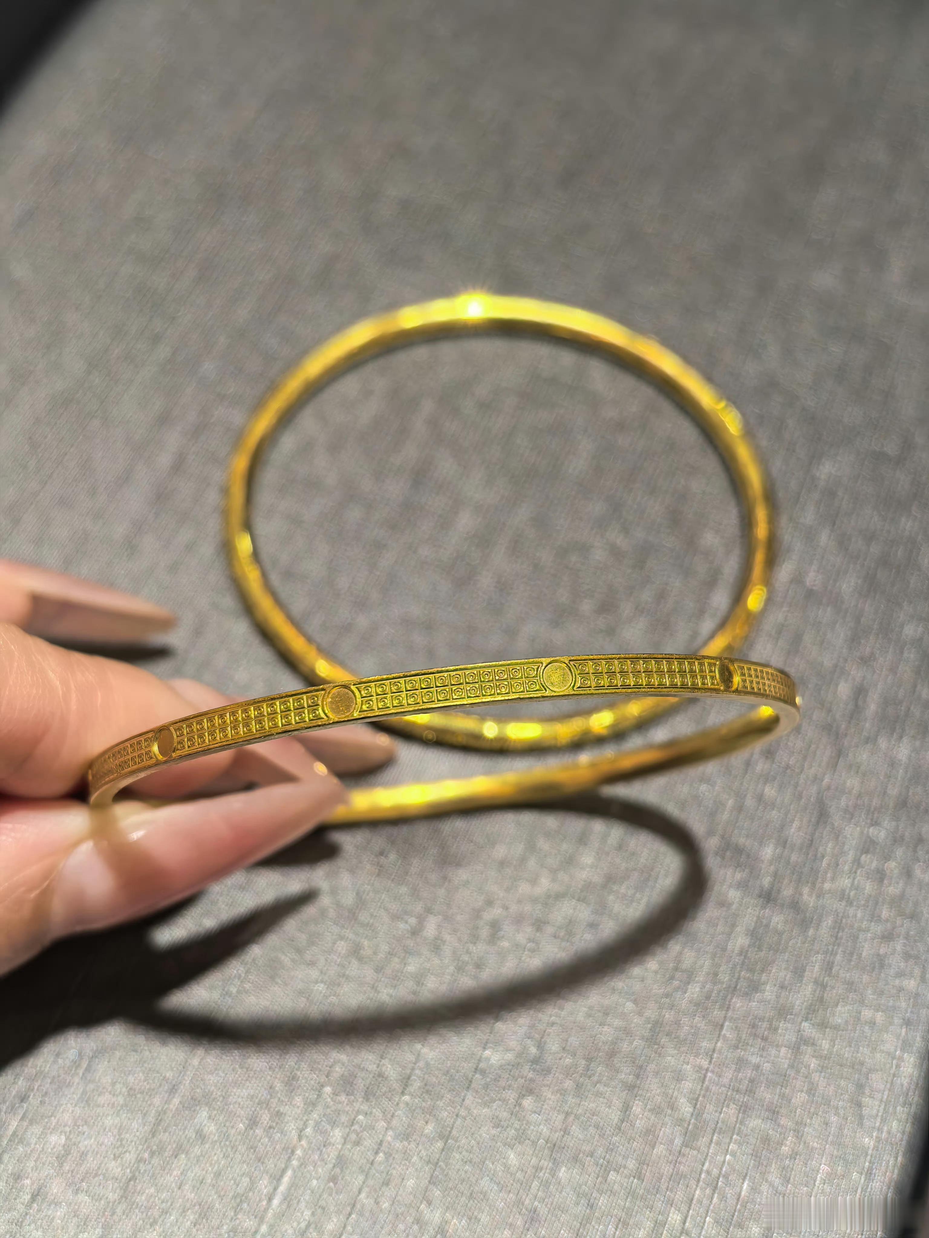 金饰克价涨至1018元六百多一克的时候买了个金手镯，是不是赚大了[哈哈] ​​​