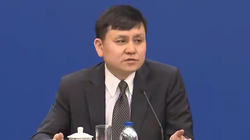 张文宏的一句话，掷地有声：“不能让病人因费用而放弃治疗。”这不仅仅是一句简单的呼