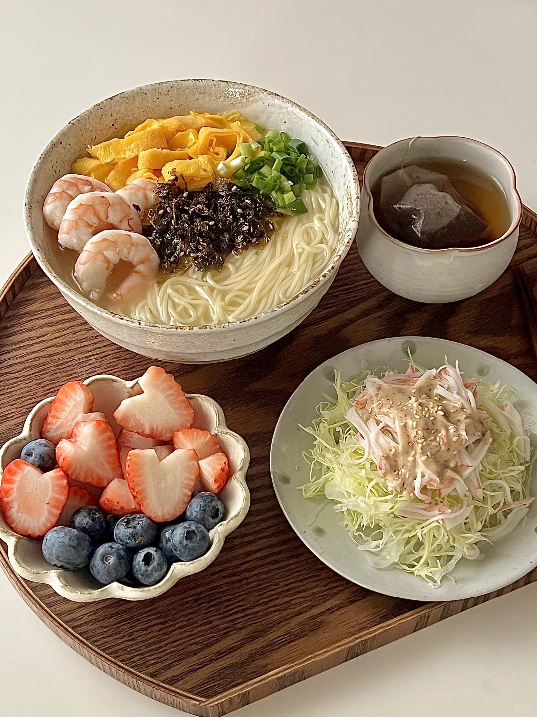 一人食｜虾仁鸡蛋鸡汤面🍜蟹柳卷心菜沙拉🥗