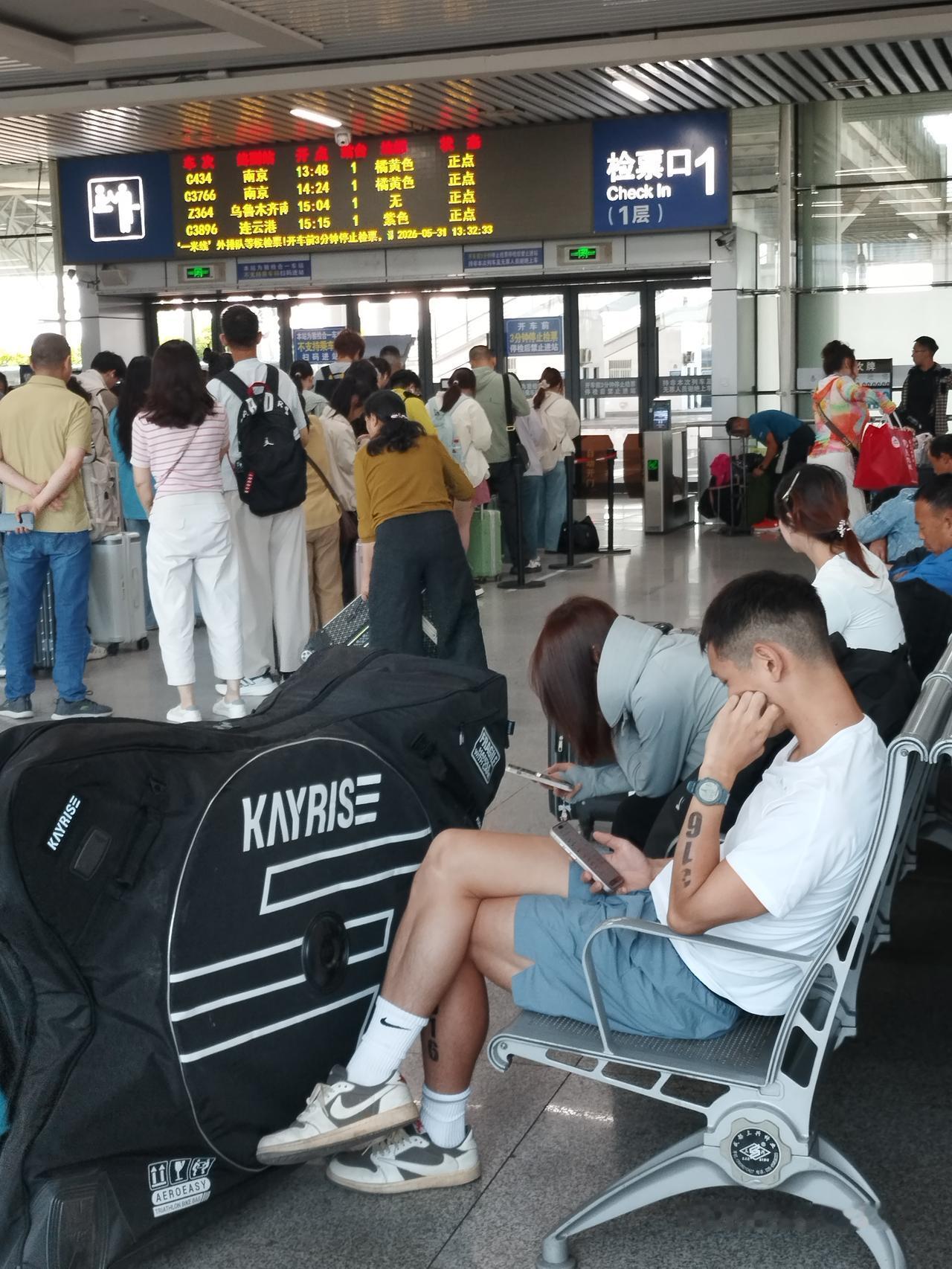 现在是2026年5月31日13:33分，我现在泰州火车站候车室，买了一张去海安的