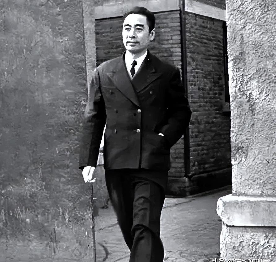 1946年，周恩来走在大街上，一个小孩热情地跑了过来，喊了句周伯伯，可谁知周总理