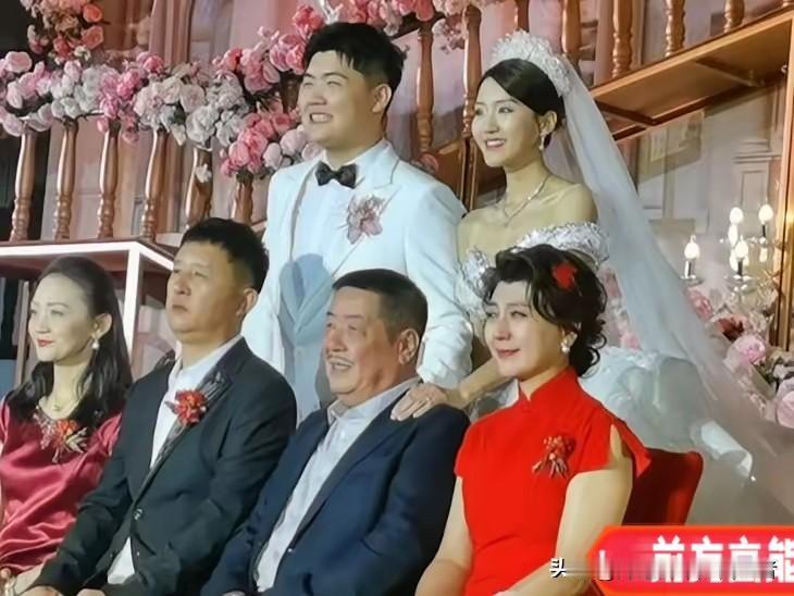 闫学晶的儿媳妇是徐梦迪，今年29岁，辽宁省大连市人，她身高1.74，身材高挑，形