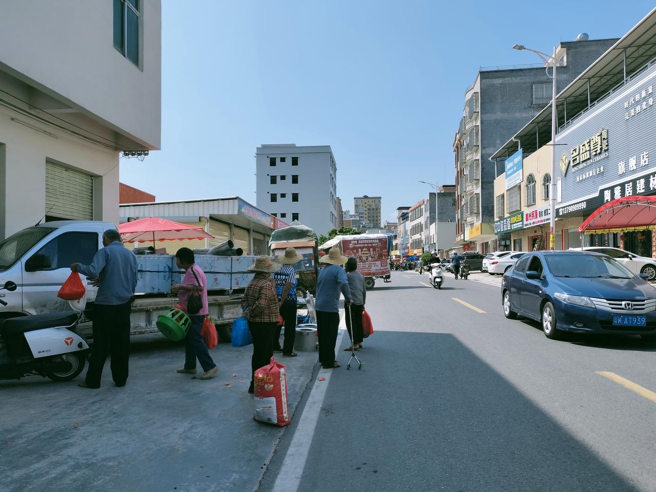 这组照片捕捉了乡村农民趁墟的场景，反映了农村墟市的繁荣和人们生活蒸蒸日上……赶集