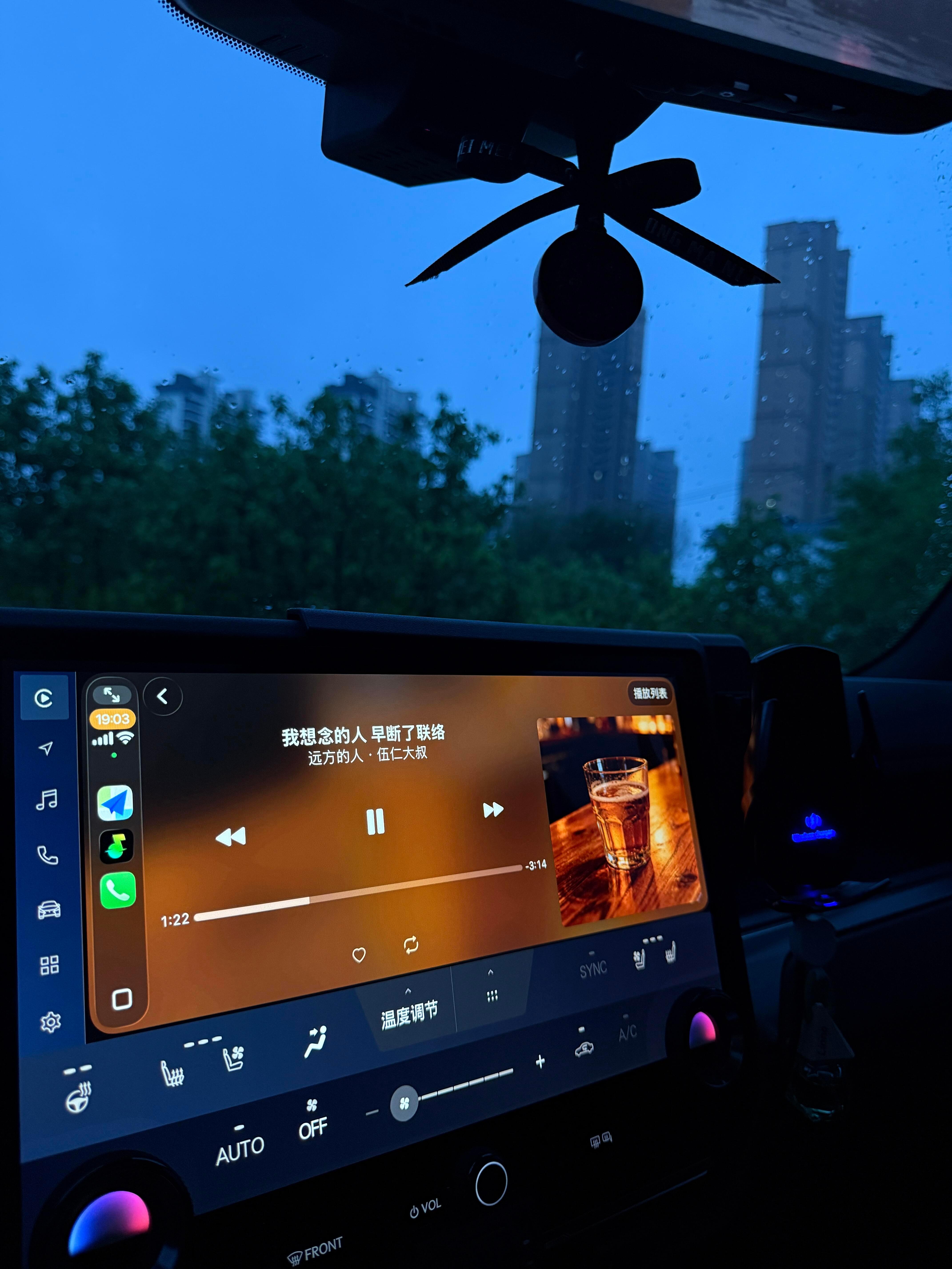我素颜是因为我懒,我化妆是因为我想好看,我爱笑是因为我在享受生活,我哭是因为我要