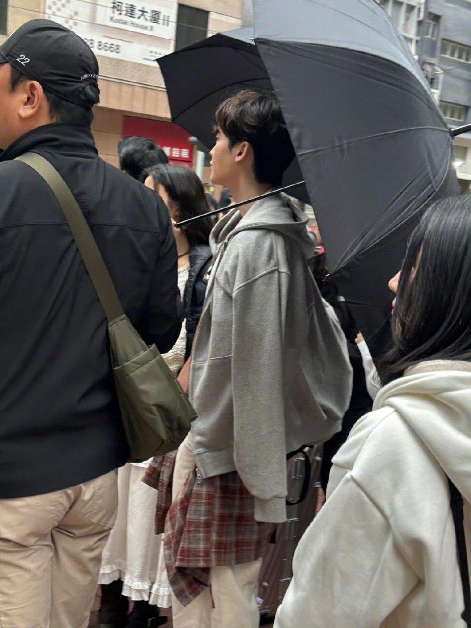 全世界除了我以为都在偶遇明星，香港偶遇李钟硕是多好的运气！ 