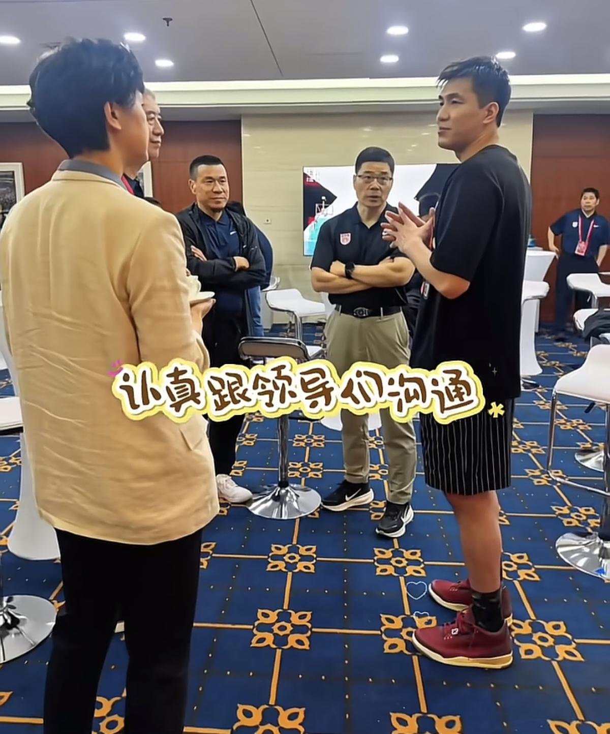 郭艾伦站在领导堆里，与领导教练侃侃而谈，时而严肃，时而幽默，谈笑风生，一点也不怯